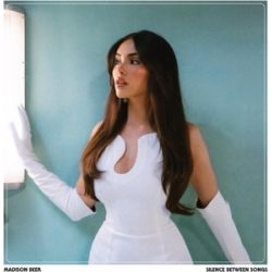   MADISON BEER - Silence Between Songs / színes vinyl bakelit / LP